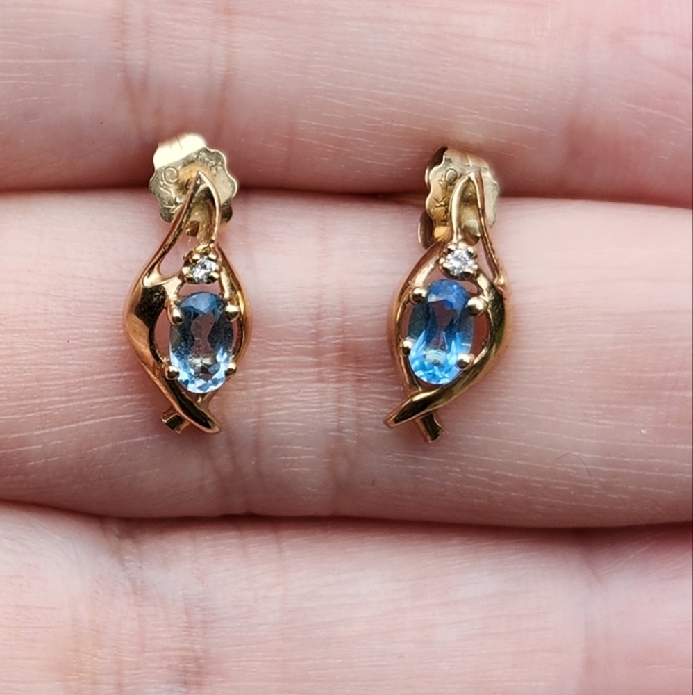 10kt gold blue topaz diamond stud earrings
